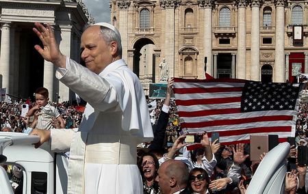 El Papa Leo rompe con conservadores al cuestionar políticas migratorias de Trump